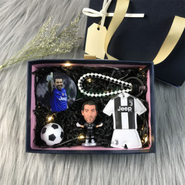 Conjunto Regalo de Cuatro Piezas para Muñeco Fútbol Ramos / Modrić / Suárez