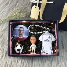 Conjunto Regalo de Cuatro Piezas para Muñeco Fútbol Ramos / Modrić / Suárez